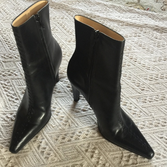 Gianni Bini Shoes - Gianni Bini Vtg Blk Leather Pointed Toe Booties